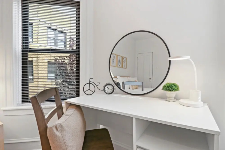 3BR Sunny and Spacious Apt in Lakeview
