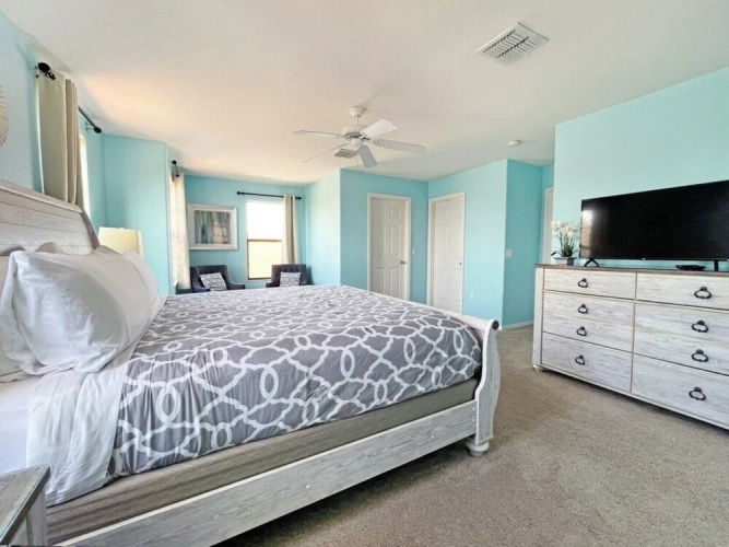 Hidden Gem 5 Bedroom Home by RedAwning