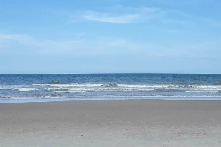 Condo w/ Balcony & Pool: Walk to 2 Beach Accesses!