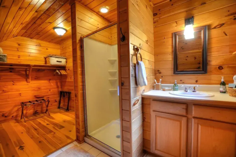 Moonshiner's Hideaway 2 Bedroom Cabin by Redawning
