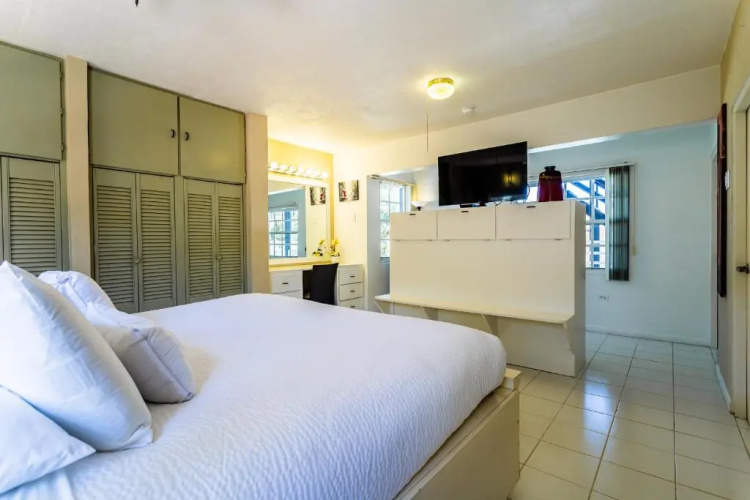 Large Villa With View! Private Pool Free Utilities!