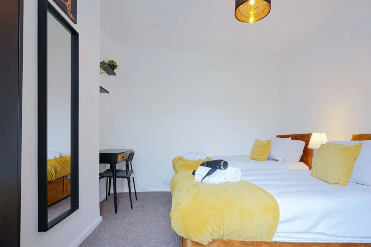 Remarkable 5-bed House in Luton