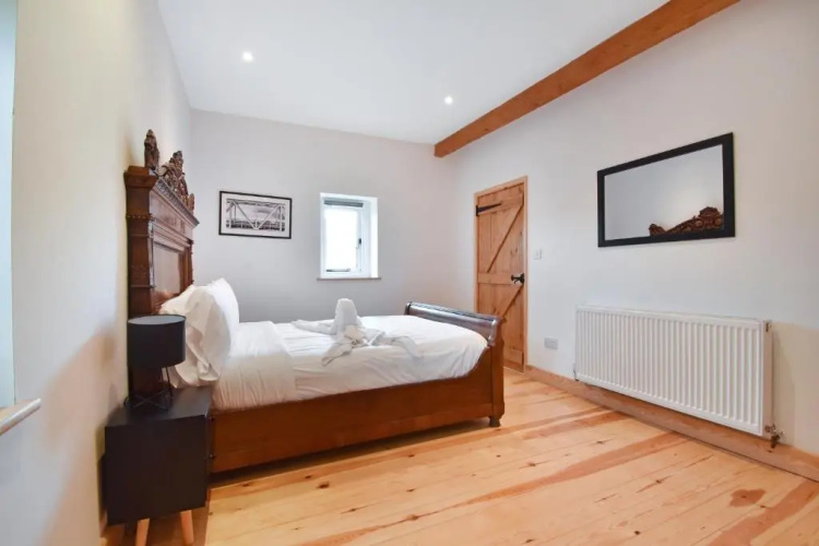 5 Bed Barn Conversion - with Private Hot Tub