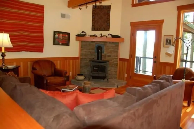Goss Lake Chalet