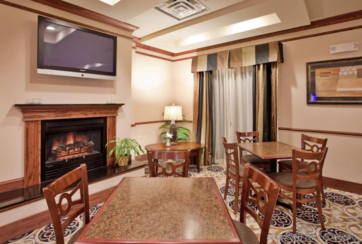 Holiday Inn Express & Suites McPherson by IHG