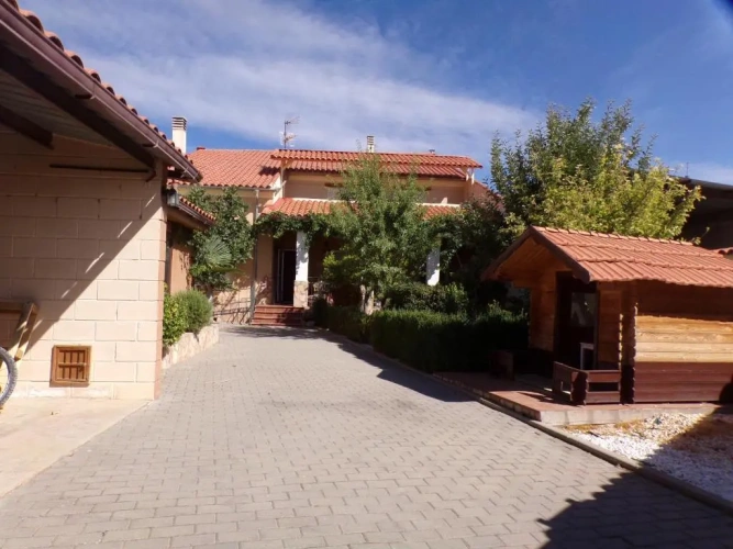 4 Bedrooms Cottage