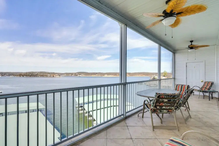 5th-floor Lakefront Condo: Elevator + Pool Access!