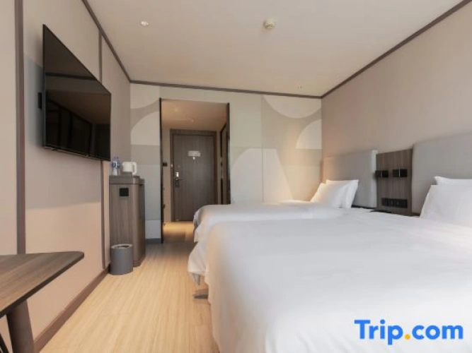 Standard Double room with street view