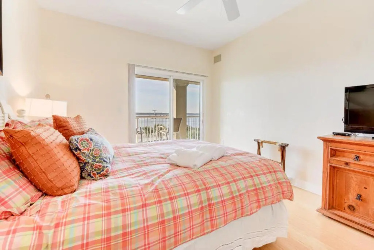 Bella Mar 202, 4 Bedrooms, Sleeps 8, Pool, Ocean Front, WiFi
