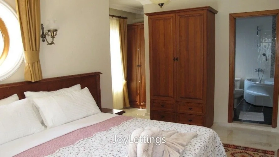 4 Bedrooms Villa