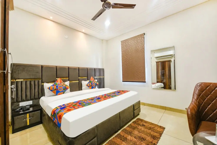 Fabhotel Globe Inn