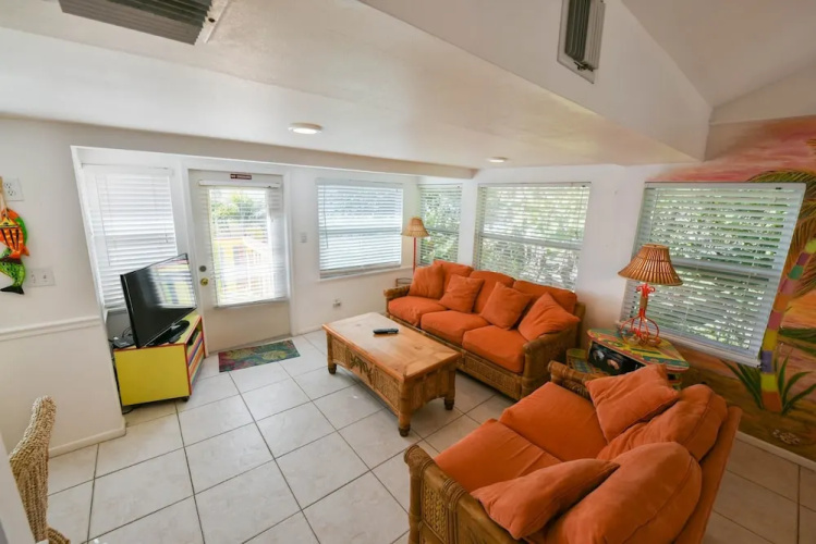 Tropical Breeze Apartment 2