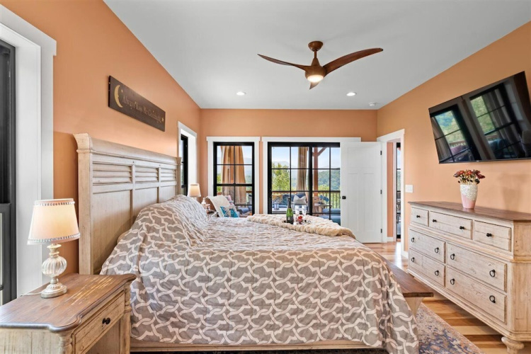 Eagles Nest 5 Bdrm Lake Front Home