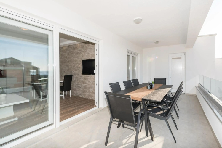 Dino 2 luxury apartment with pool