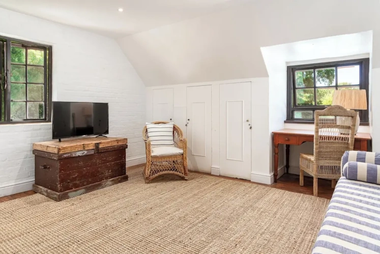 4 Bedrooms Family Cottage with garden view