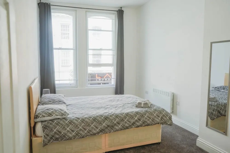 1 Bed Flat in Pedestrianized High Street