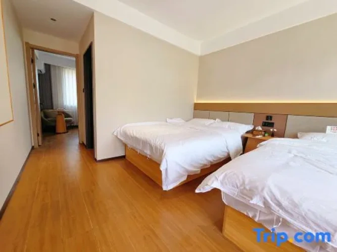 2 Bedrooms Family Suite with garden view