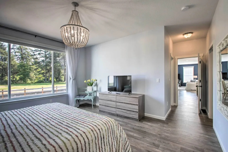 Luxury Home on Golf Course: Walk to the Beach!