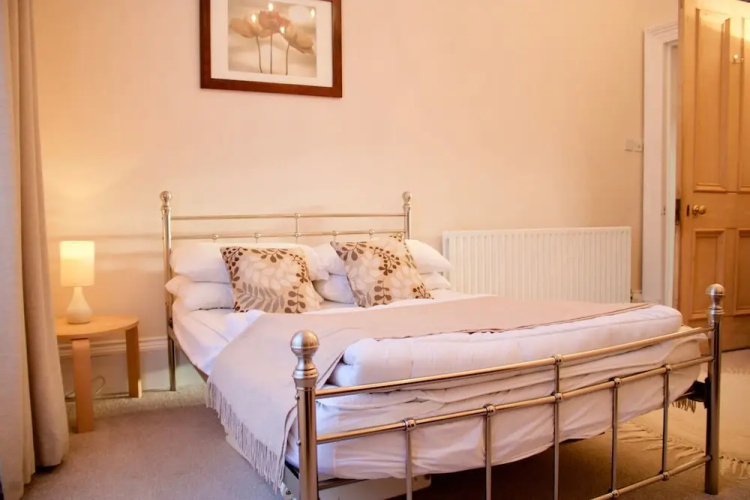 2 Bedroom Stockbridge Flat