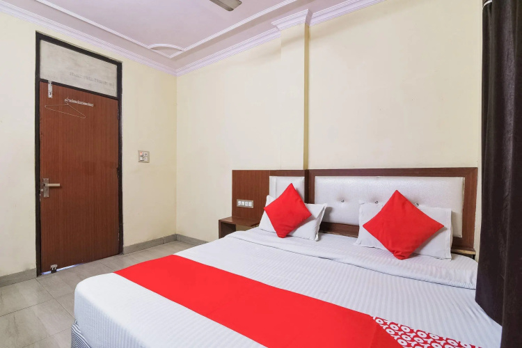 OYO 27596 Hotel Parkash Dx