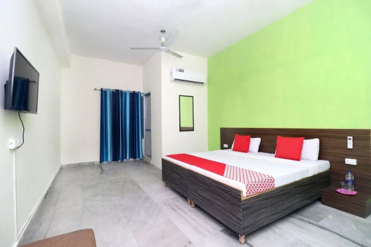 OYO 18570 Hotel Jazz
