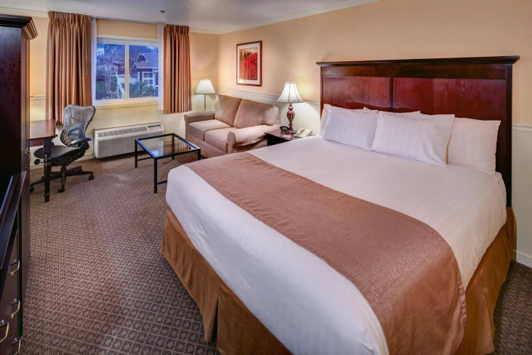 Lake Natoma Inn