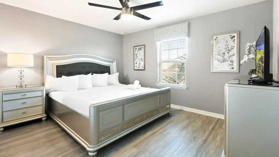 Bright & Spacious Home With Private Pool