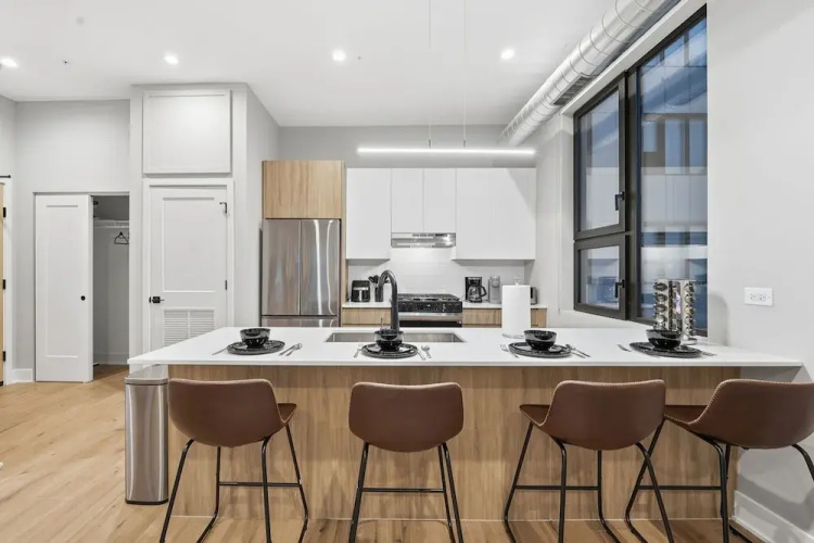 Chic 2BR Apartment in Edgewater Modern Comfort