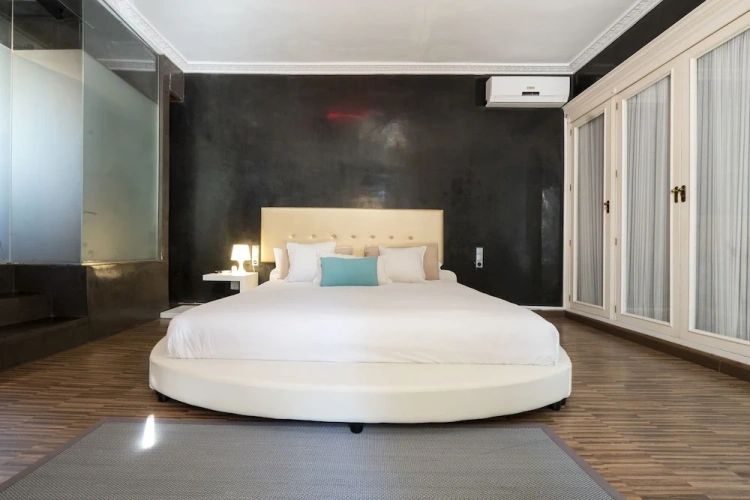 6 Bedrooms Villa