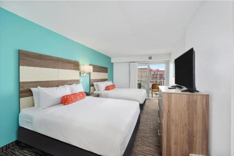 Standard Quadruple room with balcony and with city view