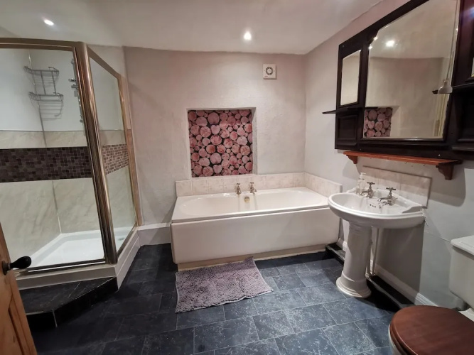 House - Sleeps up to 14 & Parking Available