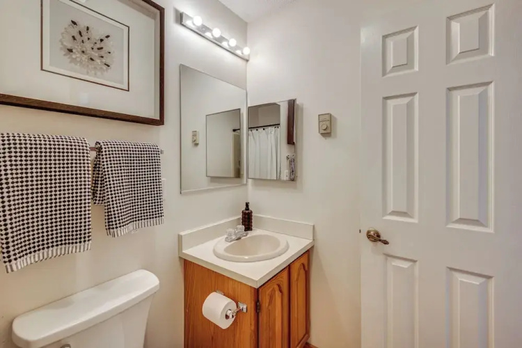 Riverfront Lincoln Condo w/ Patio + Pool Access!