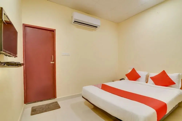 Om Sakthi Complex Pethuchettypet by OYO Rooms