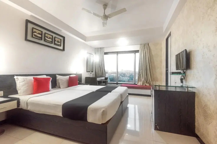 Savoy Suites by OYO Rooms