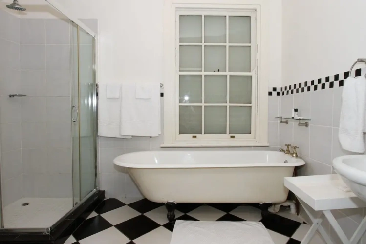 4 Bedrooms Comfort room