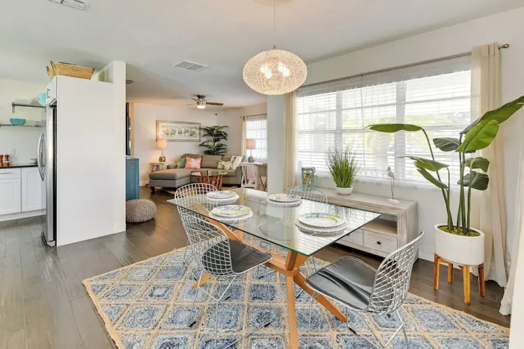 Sunny Sarasota Home w/ Pool Near Siesta Key Beach!