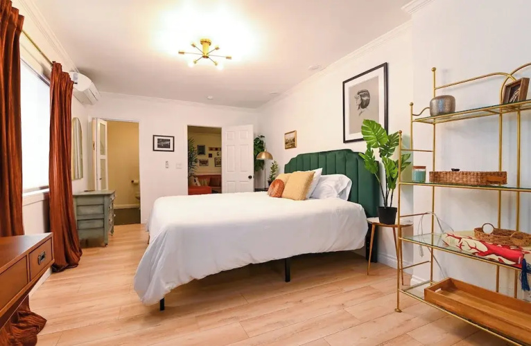 Immaculate 3bdr Private Bungalow, Walk to Beach!