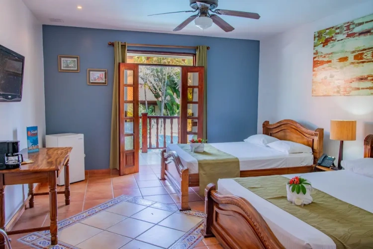 Deluxe Quadruple room with balcony and with partial ocean view