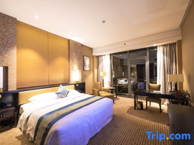 Deluxe Double Suite with garden view