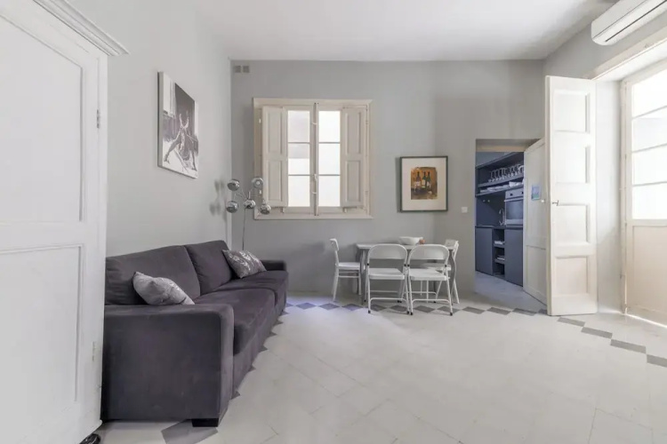 Spacious & Luxury 3BR Central Apartment