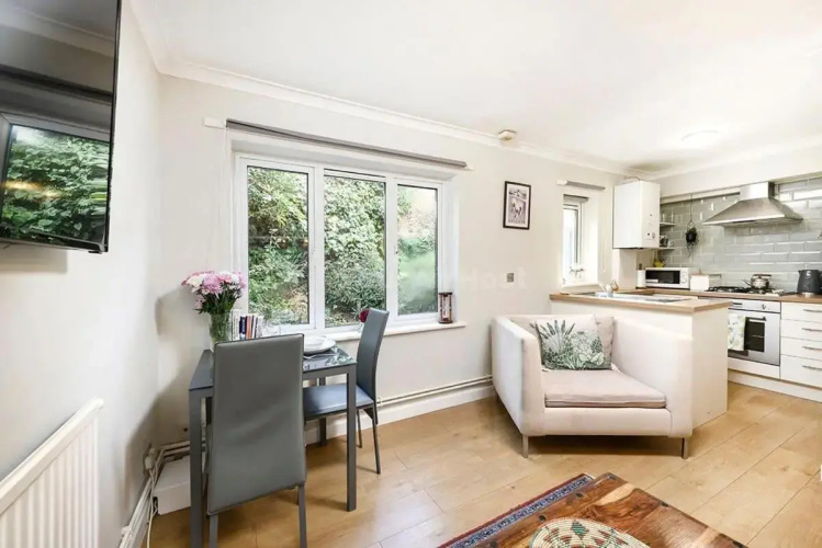 One bedroom central Slough with parking