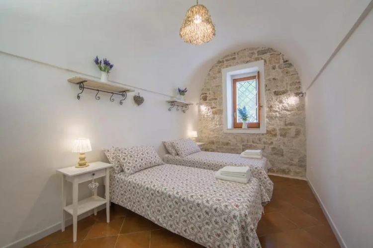 5 Bedrooms Cottage