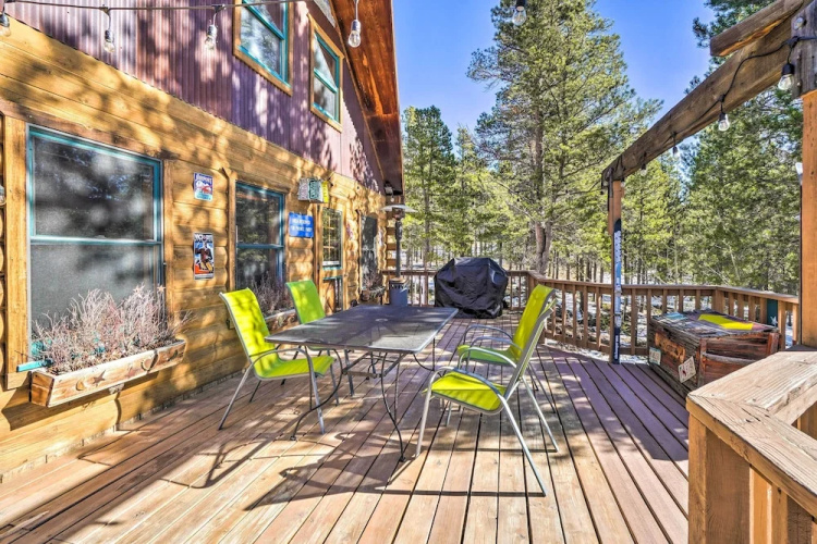 Deck, Fire Pit & Grill: Log Cabin in Black Hawk