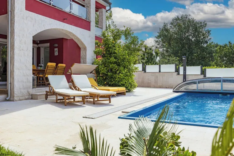 Apartment Ayni With Private Pool