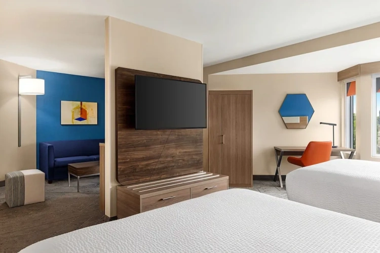 Standard Quadruple room with city view