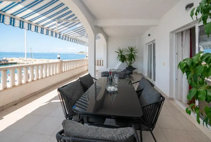 Apartment with balcony and with sea view