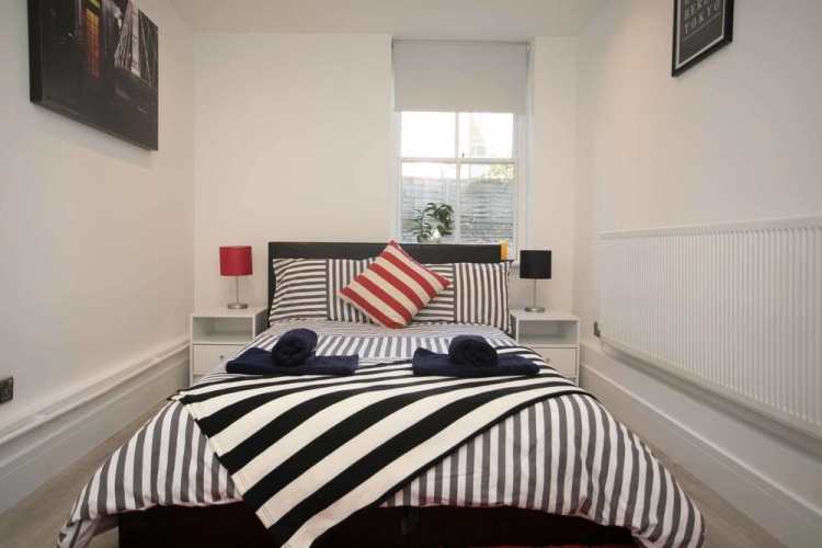 Light filled garden flat sleeps 4