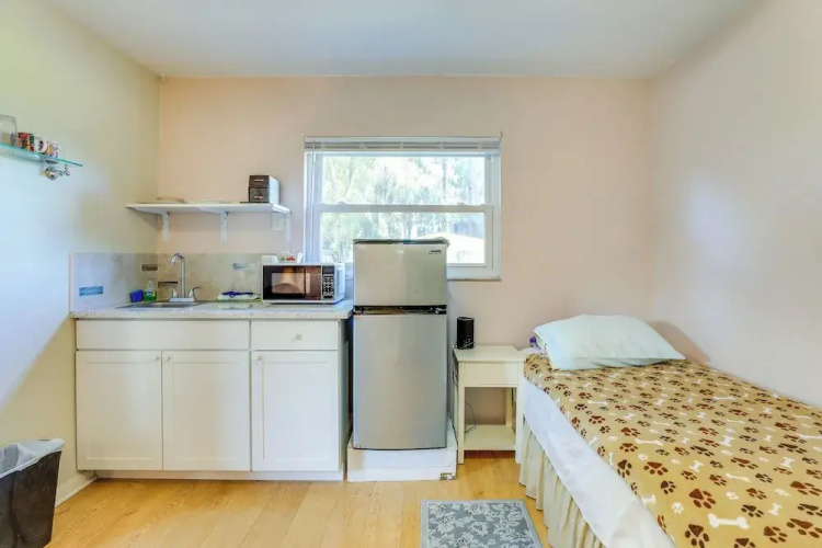 Walkable Studio in Pinellas Park w/ Desk & Patio