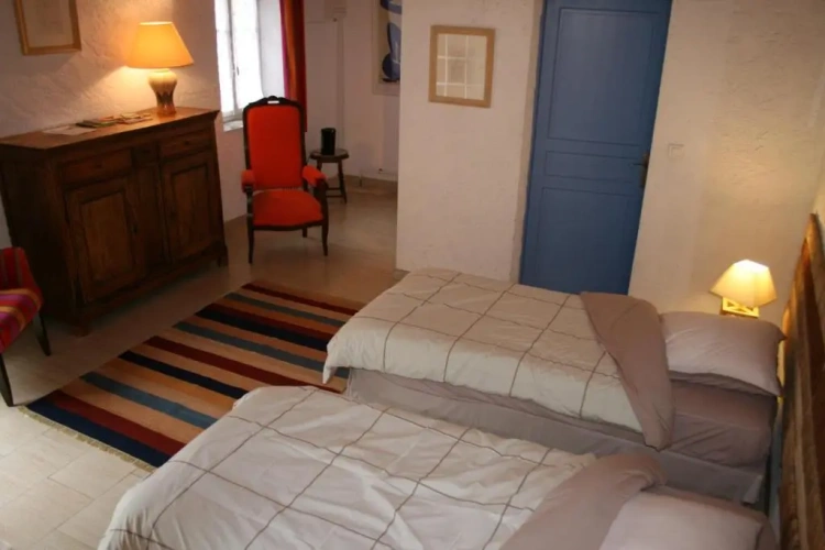 Standard Triple room with garden view