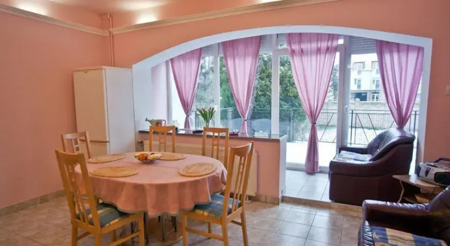 Napsugár Apartmanház
